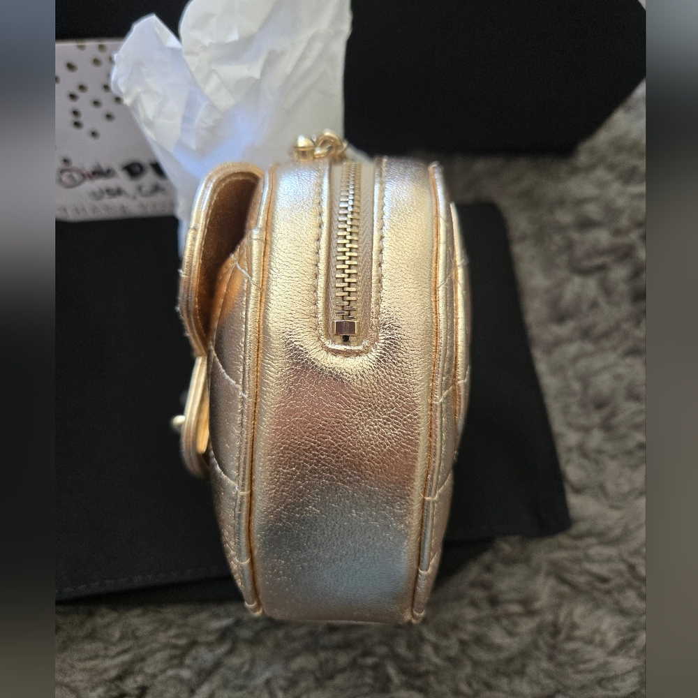 CHANEL Heart Clutch on Chain. - Picture 6 of 11